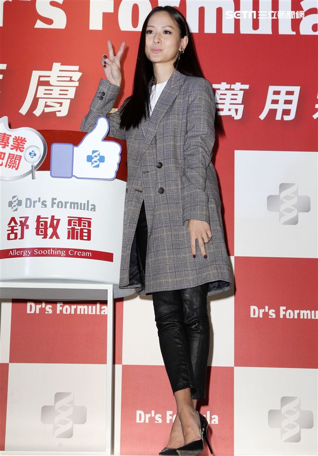 名援孫芸芸分享母親何念慈女士因免疫問題導致肌膚過敏，經治療後全疫過程。（記者邱榮吉/攝影）