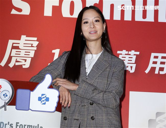 名援孫芸芸分享母親何念慈女士因免疫問題導致肌膚過敏，經治療後全疫過程。（記者邱榮吉/攝影）