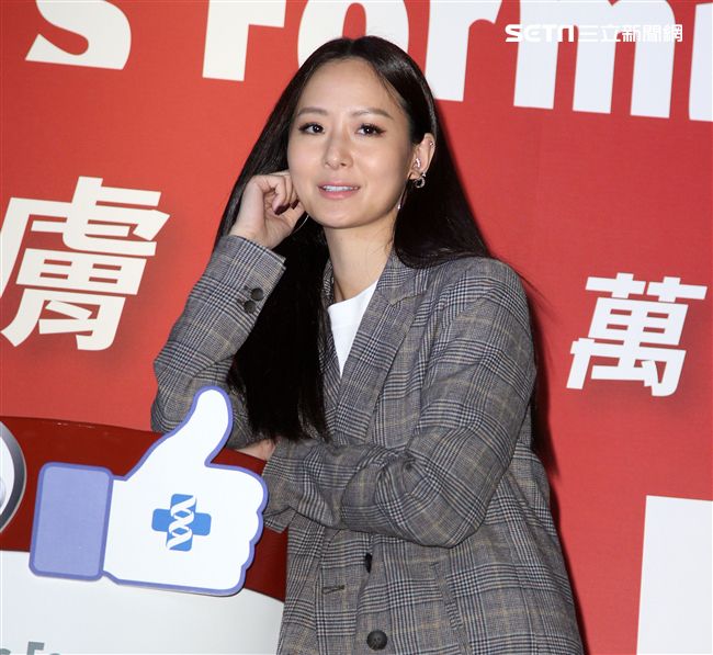 名援孫芸芸分享母親何念慈女士因免疫問題導致肌膚過敏，經治療後全疫過程。（記者邱榮吉/攝影）