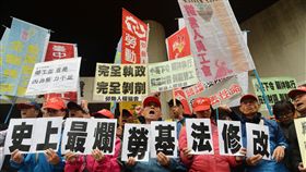 16:9
勞團立院外抗議（2）立法院社會福利及衛生環境委員會23日將逐條審查勞動基準法修法草案。勞工團體號召民眾至立法院群賢樓前抗議，要求撤回過勞法案，還勞工7天假。中央社記者孫仲達攝  106年11月23日