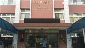 住在新北市土城區的57歲丁姓男子，去年12月13日上午7時許，酒後騎乘機車行經新北市永和區環河西路二段與保生路口，遭永和警分局攔查，酒測值高達0.33毫克，他擔心自己通緝身分曝光，謊報胞弟身分證資料，順利蒙騙過關，沒想到丁男再次在警局做指紋身分確認時，警方仍未察覺，最後因胞弟收到起訴書時，家屬怒將資料PO上網，整起事件才曝光。