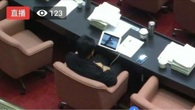 議場內看電影　綠委：國民黨一直廢話