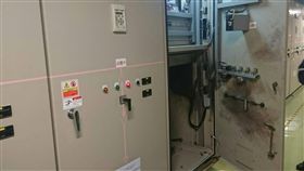 疑配電盤維修時短路　3人觸電燒傷送醫台南市政府消防局9日獲報，位於南科台南園區的聯電公司廠房上午進行電氣室維修工作時，疑似因配電盤不明原因短路爆出火花，3名水電公司員工受到燒燙傷送醫，其中一人傷勢較重，轉入加護病房觀察。（翻攝畫面）中央社記者楊思瑞台南傳真　107年1月9日