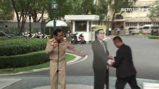 黑色幽默？泰總理用人型立牌躲記者