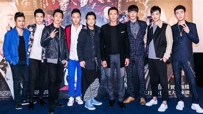 顏正國（中）曾執導《角頭2》，晉升破億票房電影導演。（圖／理大國際多媒體提供）