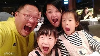 感動！女兒見爸回台　這反應超有愛