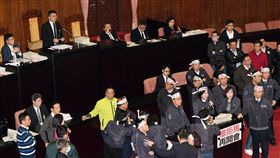 勞基法修法表決　吵鬧中進行立法院副院長蔡其昌（後左2）9日在立法院主持院會，表決勞動基準法第24條時，國民黨立委頭綁白布條，擺上大海報，不斷發言杯葛。中央社記者施宗暉攝　107年1月9日