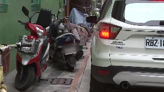 整排違停遭檢舉　警：水溝蓋上不能拖