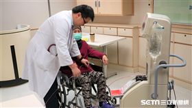 75歲陳奶奶糖尿病靜脈栓塞引發敗血症，所幸及時經用新式「血栓抽吸清除裝置」治療後，血栓清除，恢復健康。（圖／國泰醫院提供）