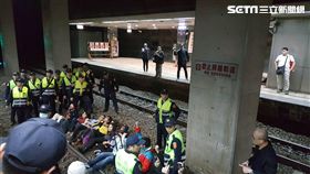 勞團臥軌行動遭警方逮捕，訊後依公共危險罪後送辦，檢方予以限制住居後請回（翻攝畫面）