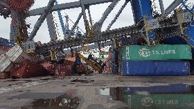 貨輪撞碼頭　橋式起重機遭波及（2）