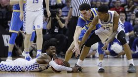 ▲去年NCAA比賽，FOX（倒地者）與Lonzo Ball。（圖／美聯社／達志影像）