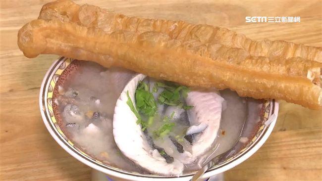 絕配！虱目魚粥配油條　台南在地早餐