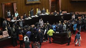 立院臨時會  立委排隊發言（1）立法院8日舉行臨時會，將協商勞基法修正草案，立委在開議前排隊登記發言。中央社記者裴禛攝  107年1月8日