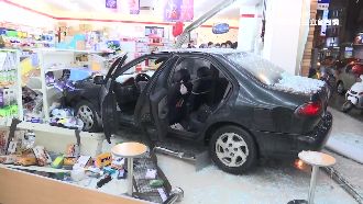 老翁疑似誤踩油門　衝進超商撞飛客人