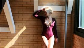 美國明尼蘇達一名29歲女子伊可（Shannon Ihrke），身材相當火辣，她曾是海軍陸戰隊的女大兵，現在則轉行當模特兒，日前伊可PO出「激凸」性感美照，讓不少男粉絲紛紛暴動！（圖／翻攝自伊可IG）