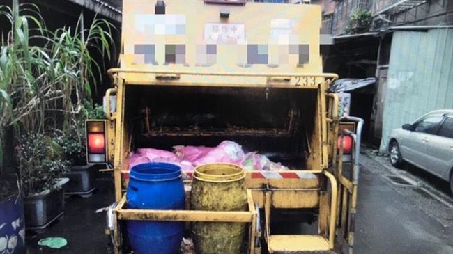 垃圾車「榨汁」　女騎士慘被噴滿臉