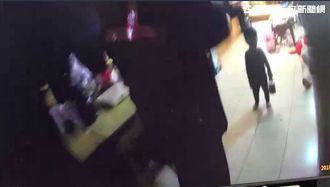 公嬤天冷猝死？2歲男孫伴屍無助大哭