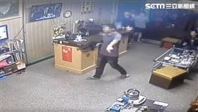 好大一支！惡煞持槍闖養生館　警方驚險緝凶