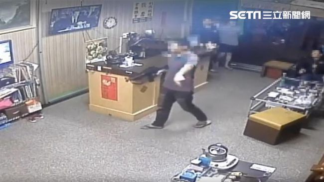 好大支！惡煞持槍示威　警方驚險緝凶
