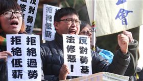 高喊拒絕過勞拒絕低薪立法院臨時會10日三讀修正通過勞基法部分條文，場外勞團抗議民進黨背棄勞工，高喊拒絕過勞、拒絕低薪，反對勞基法修惡。中央社記者謝佳璋攝  107年1月10日