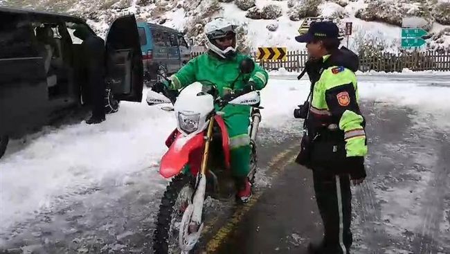 使命必達！「最強郵差」雪地裡送信