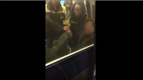 為搶地鐵座位開扁了　大媽扯髮踹兩女（圖／翻攝自香港01 YouTube）