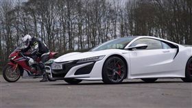 Honda市售超跑NSX對決當家仿賽CBR1000RR。（圖／翻攝YouTube網站）