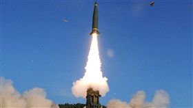 回應北韓挑釁  南韓展現先進陸上打擊武力北韓進行第6次核試，南韓軍方4日凌晨進行聯合飛彈演習，發射陸基「玄武-2A」彈道飛彈，完成精準打擊演練。圖為發射「玄武-2A」彈道飛彈的檔案照片。圖片來源：南韓國防部中央社 106年9月4日