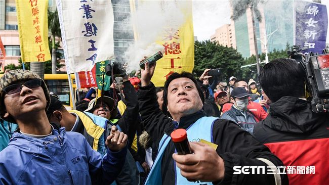 勞基法三讀　勞團怒丟冥紙、煙霧彈
