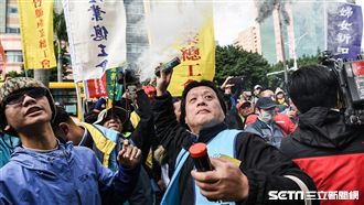 勞基法三讀　勞團怒丟冥紙、煙霧彈