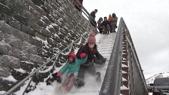 合歡山積雪超厚　遊客嗨玩冰雪溜滑梯