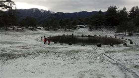 寒流發威水氣足  福壽山農場降雪寒流發威加上水氣充足，福壽山農場10日凌晨降雪，天池地區被白雪覆蓋，成了銀白色世界。（福壽山農場提供）中央社記者趙麗妍傳真  107年1月10日