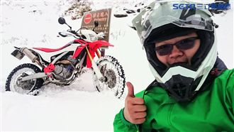 最強郵差雪地送信！八輪模式拖車上山