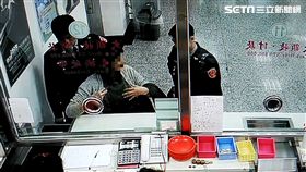 周婦前往台灣銀行板橋分行兌換5張千元鈔，卻被行員發現是偽鈔通報保七警員，周婦供稱是過世老公皮夾裡的錢，警方訊後仍將她依偽造有價證券罪送辦（翻攝畫面）