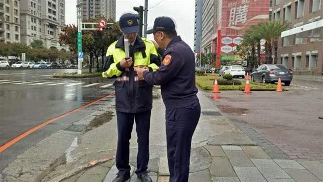 分局長寒流送暖　遭爆竟是分局前拍攝