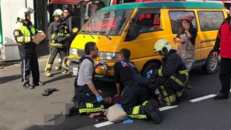 婦穿越馬路遭廂型車撞上　命危搶救中