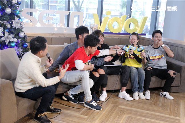 「寶島神很大」許志豪、香蕉、柯大堡、阿白、陳恩奕「安安大明星」。（記者邱榮吉/攝影）