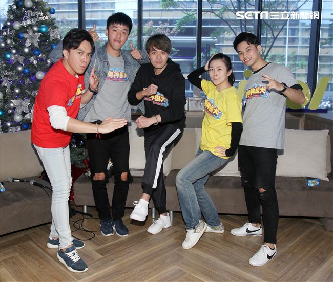 「寶島神很大」許志豪、香蕉、柯大堡、阿白、陳恩奕「安安大明星」。（記者邱榮吉/攝影）