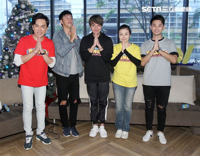 「寶島神很大」許志豪、香蕉、柯大堡、阿白、陳恩奕「安安大明星」。（記者邱榮吉/攝影）