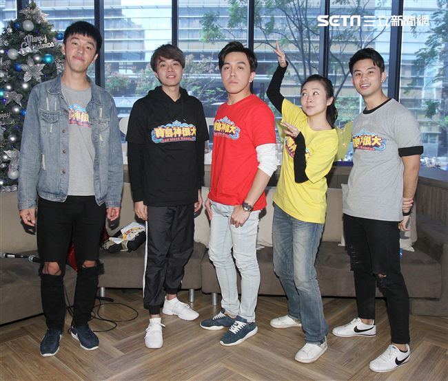 「寶島神很大」許志豪、香蕉、柯大堡、阿白、陳恩奕「安安大明星」。（記者邱榮吉/攝影）