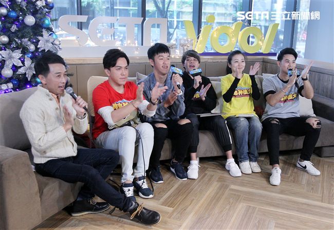 「寶島神很大」許志豪、香蕉、柯大堡、阿白、陳恩奕「安安大明星」。（記者邱榮吉/攝影）