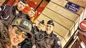 ▲吳尊和巴黎警察合照。（圖／翻攝自吳尊微博）