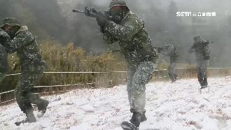 下冰霰！特戰兵寒訓負重30公斤行軍