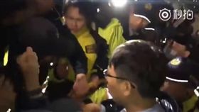 時代力量抗議勞基法,立委助理偷襲女警胸部（圖／翻攝自YouTube）