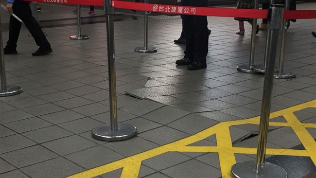 忠孝復興地磚凸起　北捷圍起封鎖線