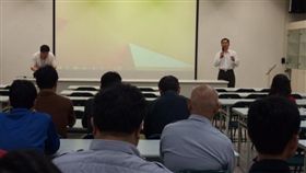 林耀本（右）在嘉義市警察局資訊科時幫學員上課情形。（翻攝自網路）