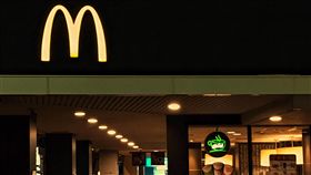 速食業者麥當勞調薪　商品售價暫不調整配合基本工資調整，速食業者如麥當勞、肯德基等也響應調整員工薪資甚至加薪；儘管人事成本增加，麥當勞及肯德基都表示，暫無調整商品售價的規劃。圖為台北市區一家麥當勞門市。中央社記者裴禛攝　107年1月2日