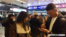 ▲應球迷要求，王建民簽名在護照背面。（圖／記者蕭保祥攝）