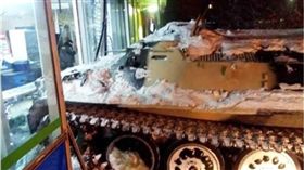 俄羅斯,裝甲車,坦克,Apatity,超市,酒,偷竊　圖／翻攝自推特